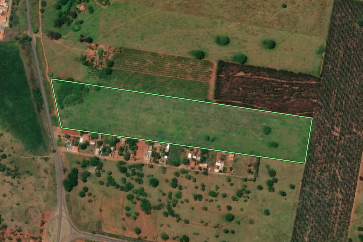 Imagem de satélite do imóvel rural em Presidente Epitácio (SP), com o contorno declarado no CAR desenhado por cima.