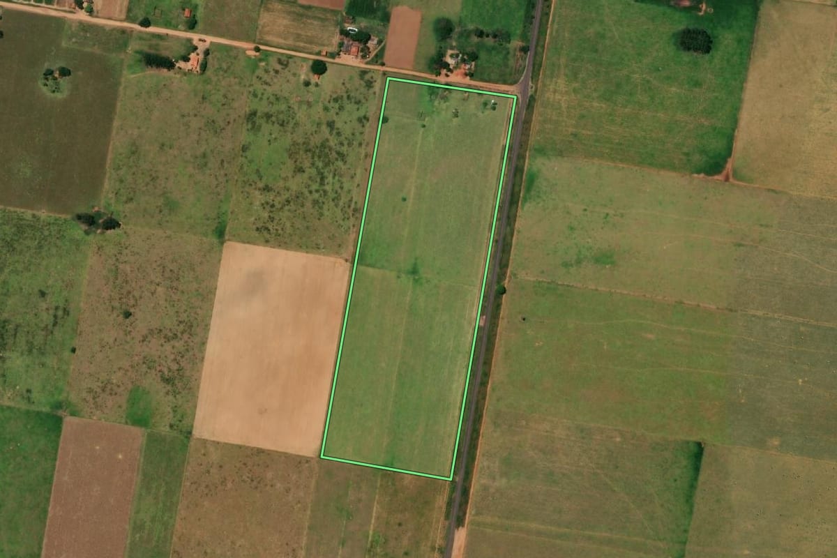 Imagem de satélite do imóvel rural em Presidente Epitácio (SP), com o contorno declarado no CAR desenhado por cima.