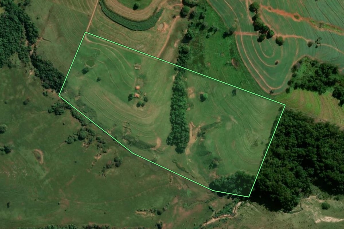 Imagem de satélite do imóvel rural em Presidente Prudente (SP), com o contorno declarado no CAR desenhado por cima.