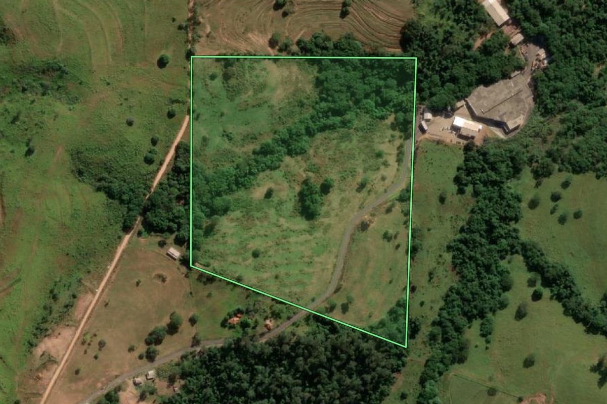Imagem de satélite do imóvel rural em Presidente Prudente (SP), com o contorno declarado no CAR desenhado por cima.