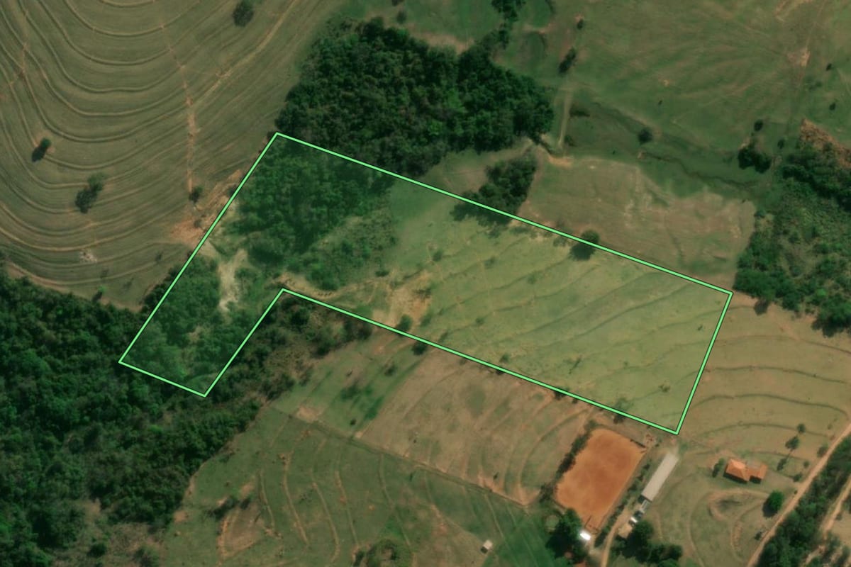 Imagem de satélite do imóvel rural em Presidente Prudente (SP), com o contorno declarado no CAR desenhado por cima.