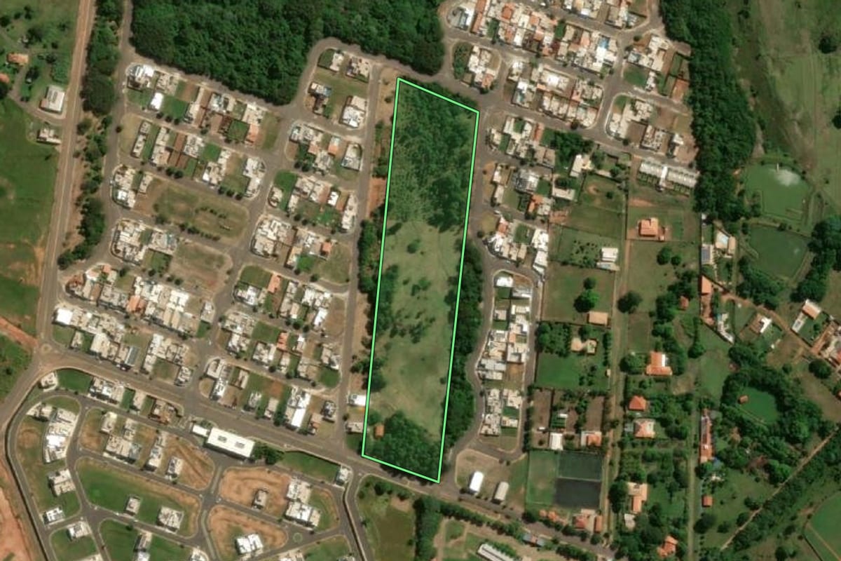 Imagem de satélite do imóvel rural em Presidente Prudente (SP), com o contorno declarado no CAR desenhado por cima.