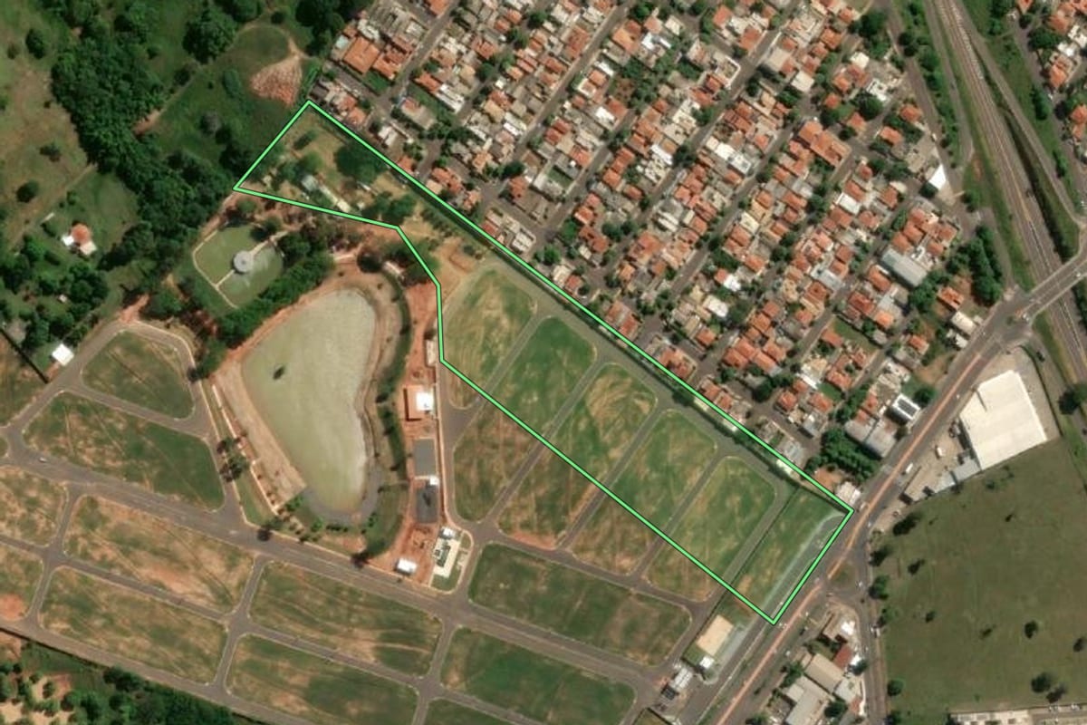 Imagem de satélite do imóvel rural em Presidente Prudente (SP), com o contorno declarado no CAR desenhado por cima.