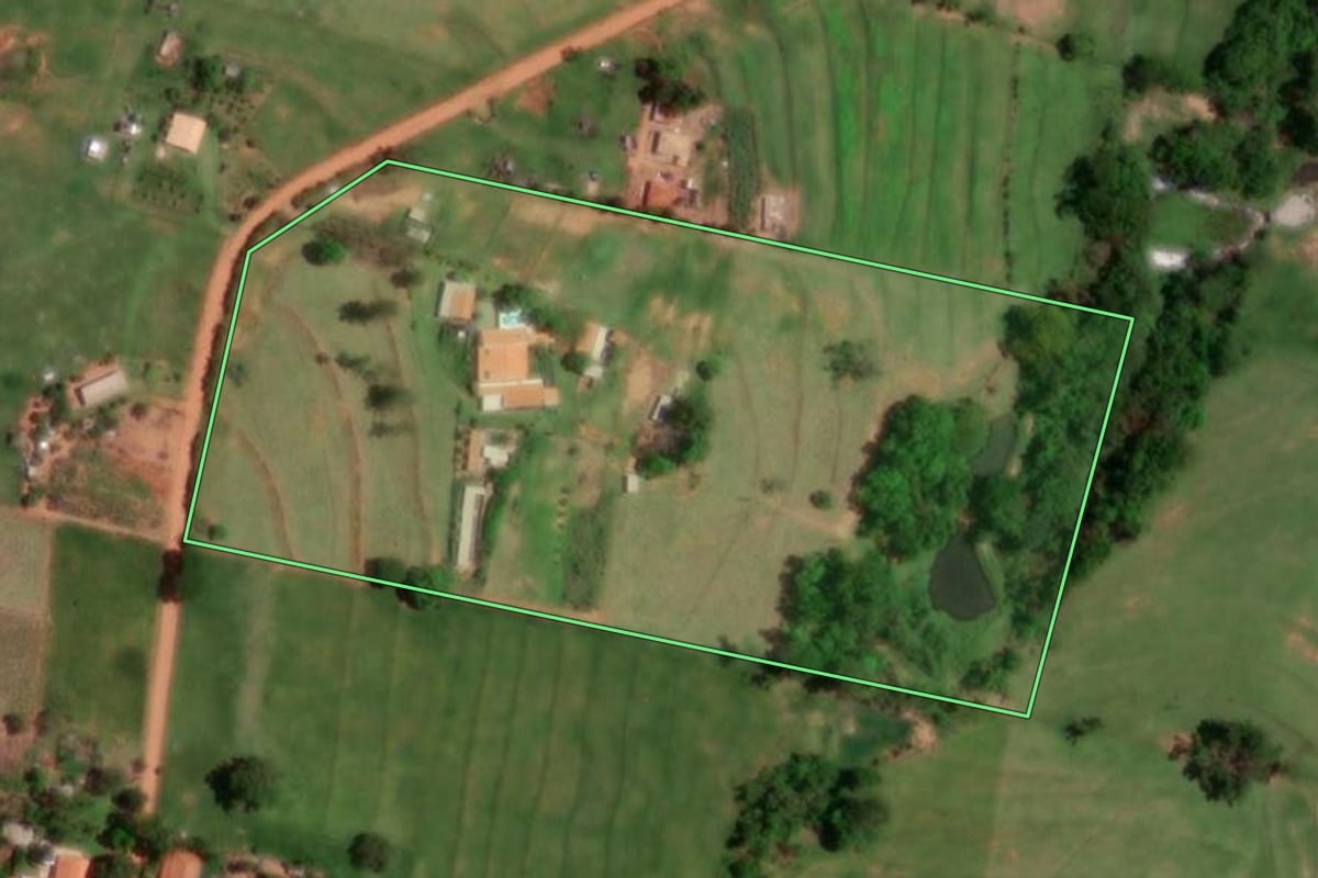 Imagem de satélite do imóvel rural em Presidente Prudente (SP), com o contorno declarado no CAR desenhado por cima.