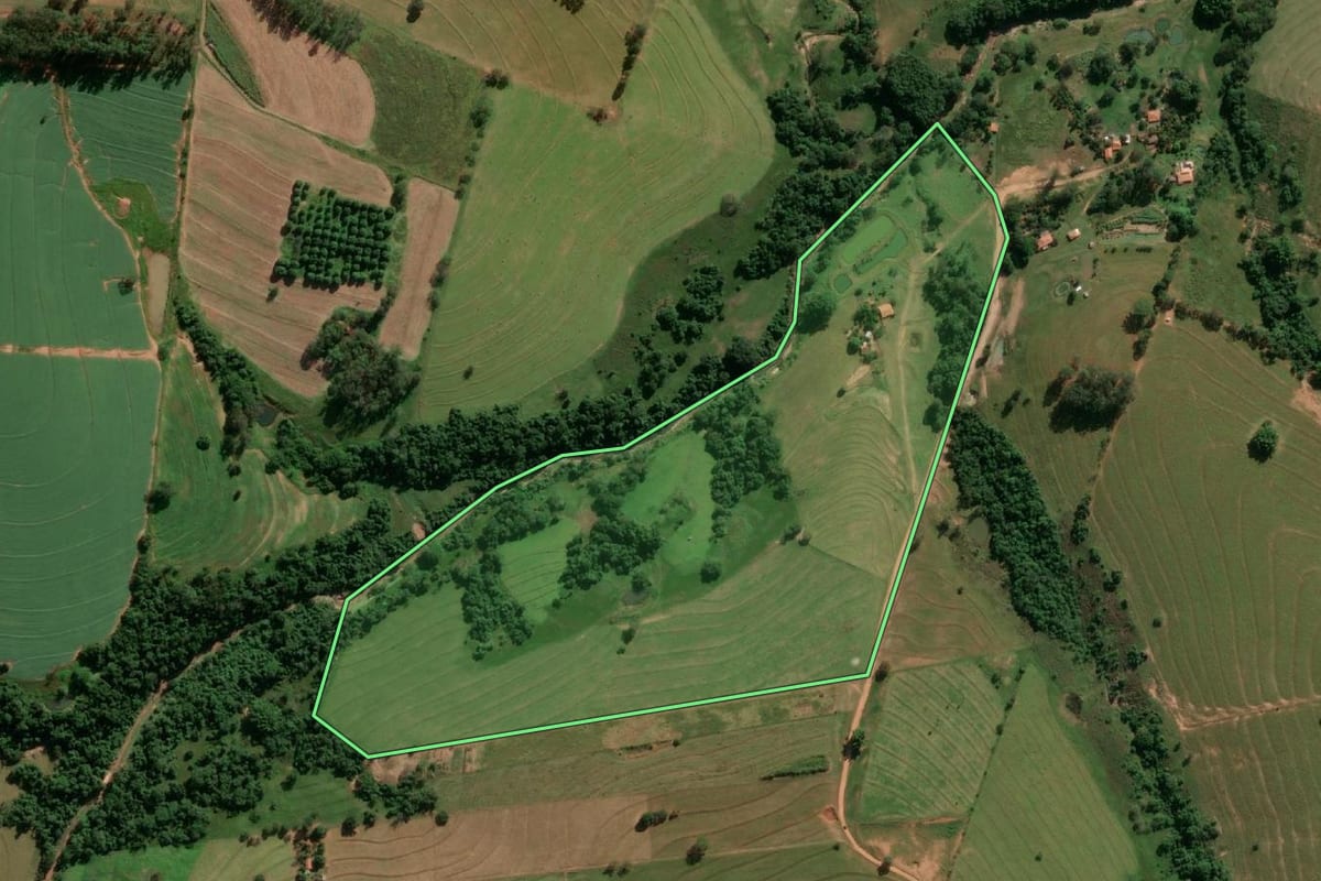 Imagem de satélite do imóvel rural em Presidente Prudente (SP), com o contorno declarado no CAR desenhado por cima.