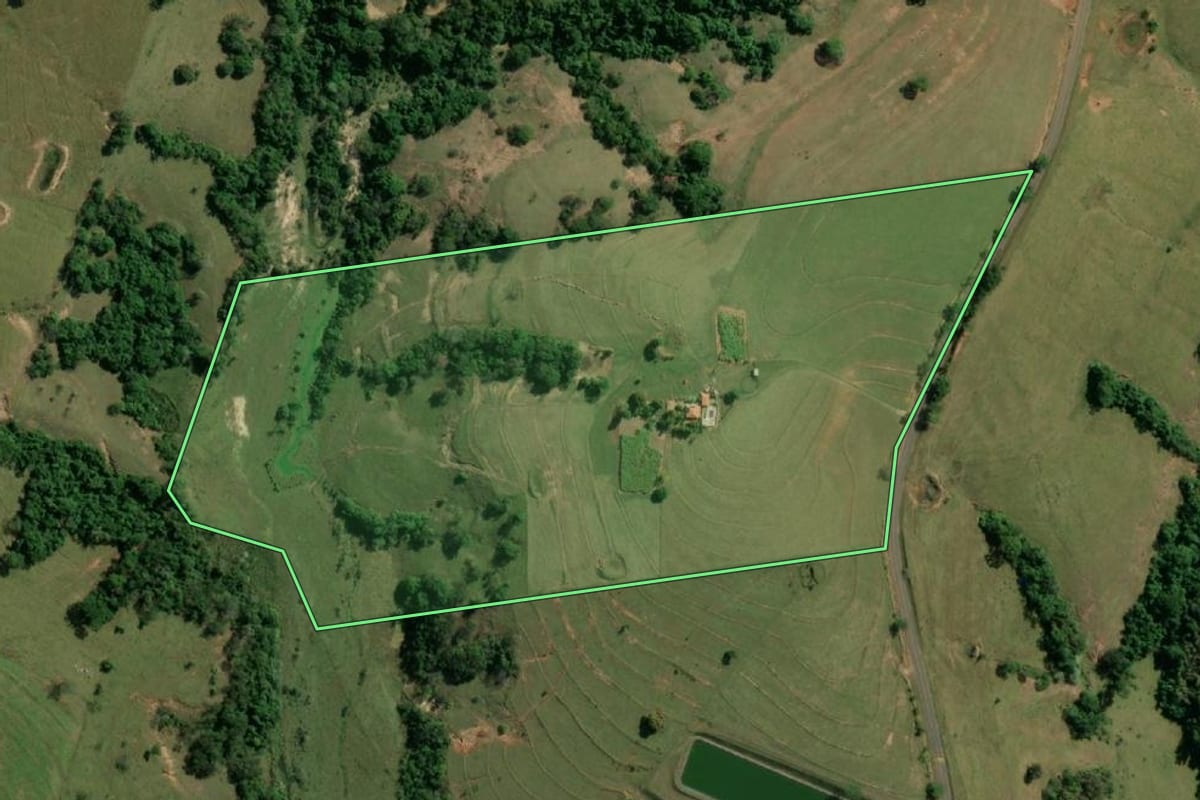 Imagem de satélite do imóvel rural em Presidente Prudente (SP), com o contorno declarado no CAR desenhado por cima.