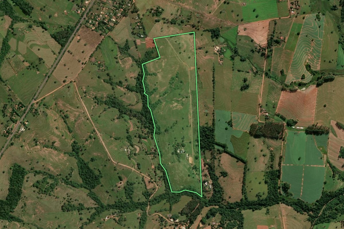 Imagem de satélite do imóvel rural em Presidente Prudente (SP), com o contorno declarado no CAR desenhado por cima.