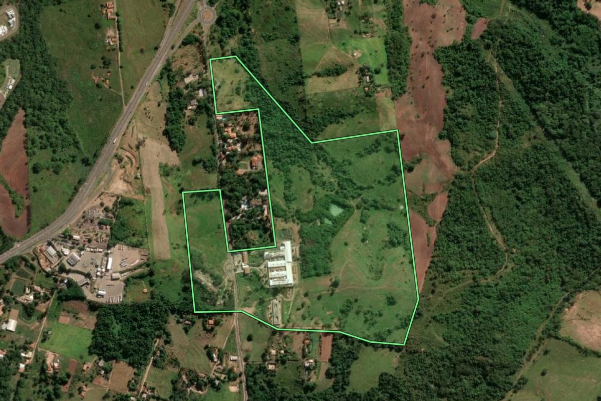 Imagem de satélite do imóvel rural em Presidente Prudente (SP), com o contorno declarado no CAR desenhado por cima.