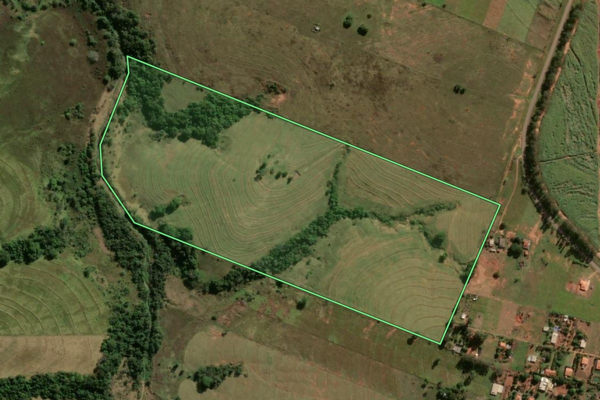 Imagem de satélite do imóvel rural em Presidente Prudente (SP), com o contorno declarado no CAR desenhado por cima.