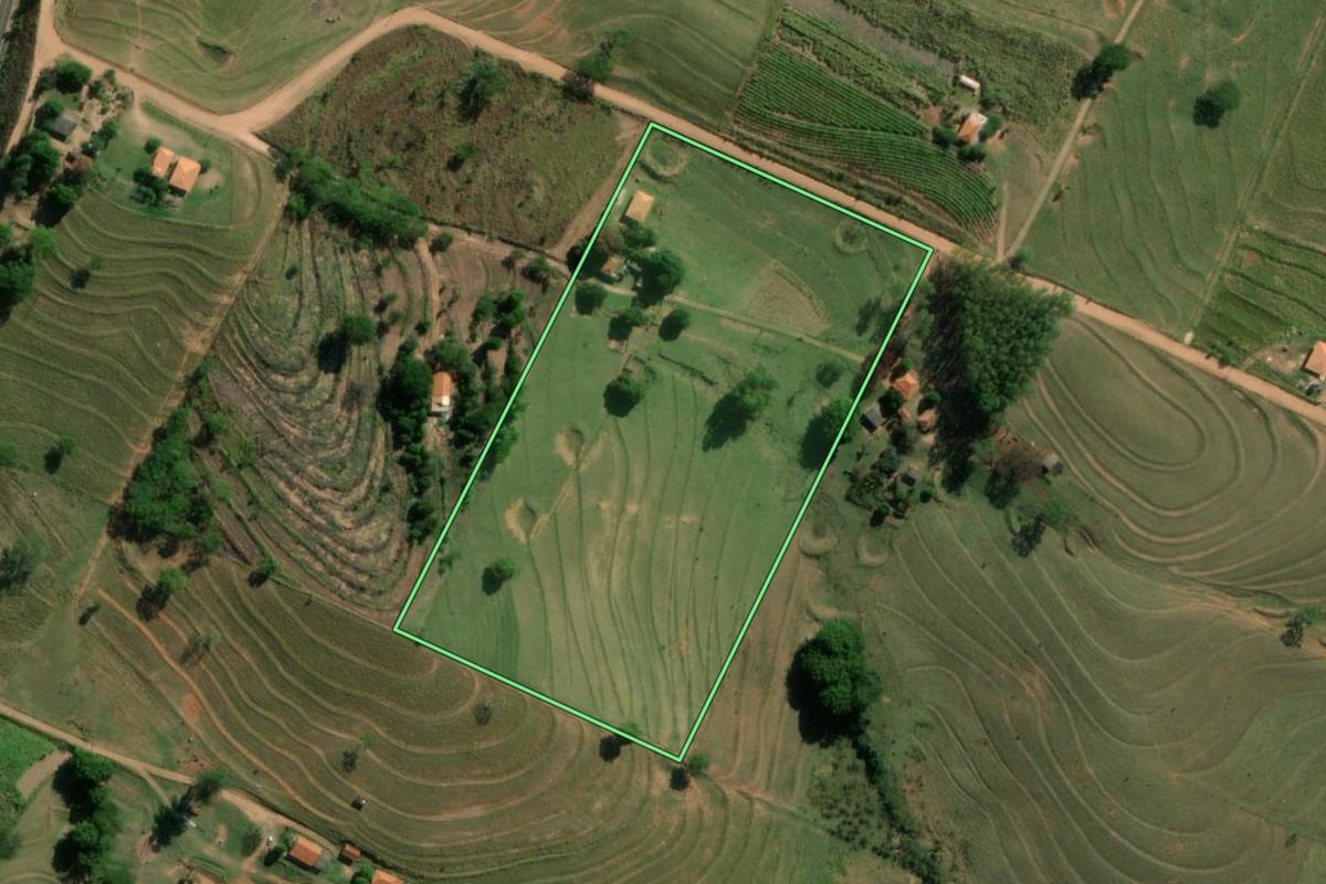 Imagem de satélite do imóvel rural em Presidente Prudente (SP), com o contorno declarado no CAR desenhado por cima.