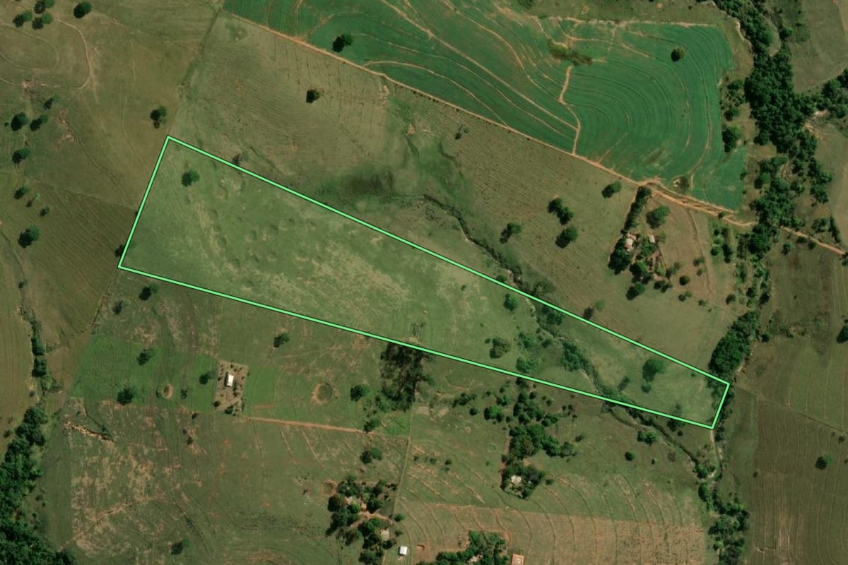 Imagem de satélite do imóvel rural em Presidente Prudente (SP), com o contorno declarado no CAR desenhado por cima.