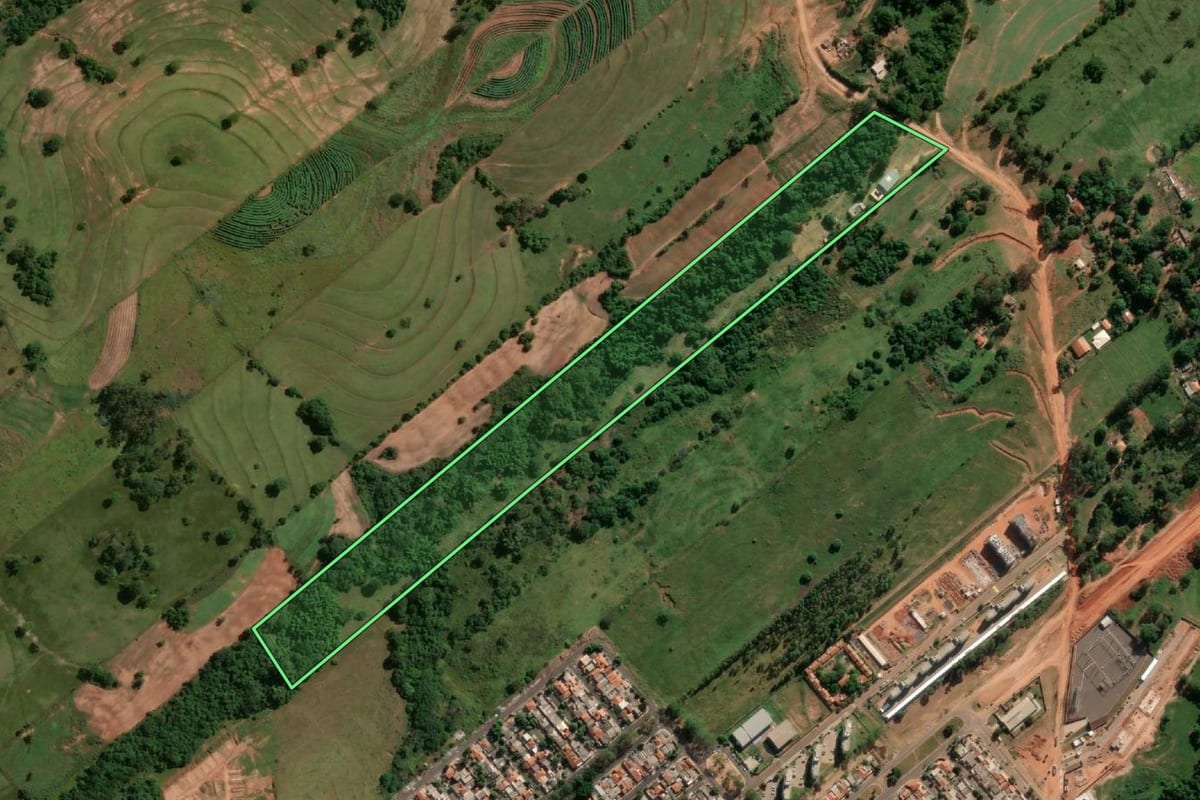 Imagem de satélite do imóvel rural em Presidente Prudente (SP), com o contorno declarado no CAR desenhado por cima.
