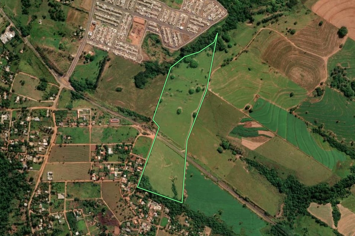 Imagem de satélite do imóvel rural em Presidente Prudente (SP), com o contorno declarado no CAR desenhado por cima.