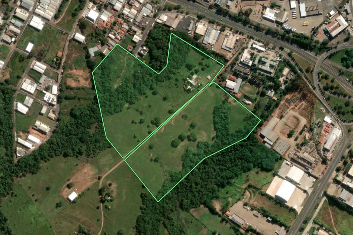 Imagem de satélite do imóvel rural em Presidente Prudente (SP), com o contorno declarado no CAR desenhado por cima.