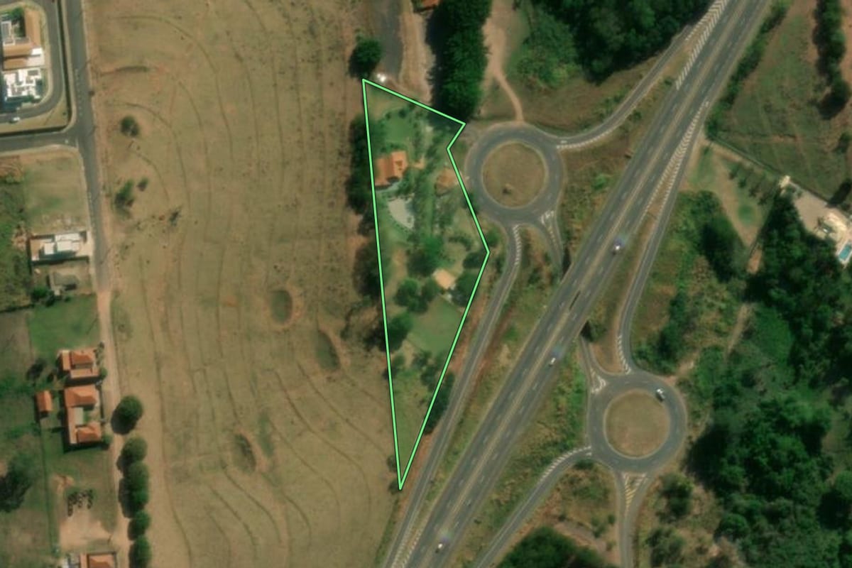 Imagem de satélite do imóvel rural em Presidente Prudente (SP), com o contorno declarado no CAR desenhado por cima.