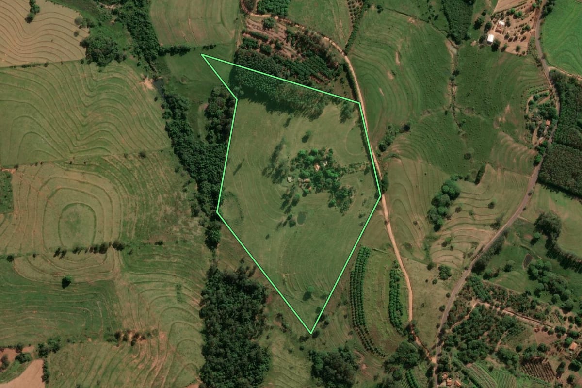 Imagem de satélite do imóvel rural em Presidente Prudente (SP), com o contorno declarado no CAR desenhado por cima.