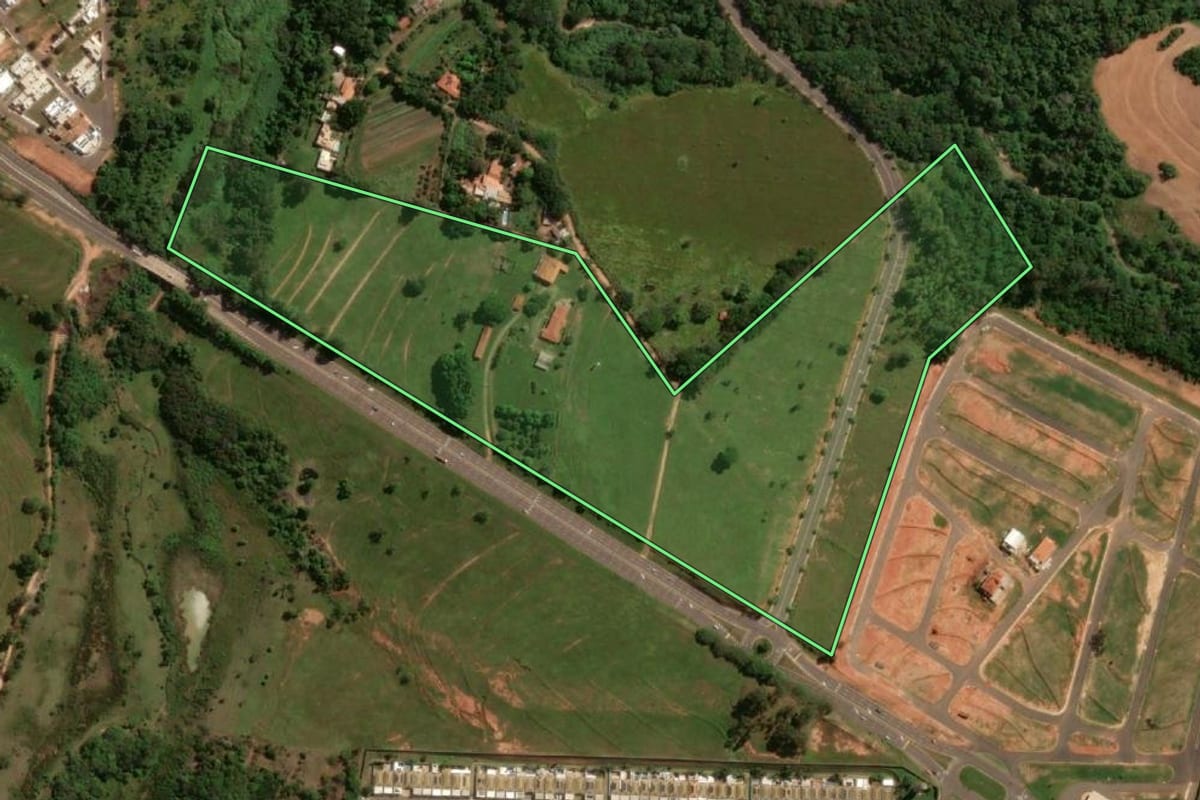 Imagem de satélite do imóvel rural em Presidente Prudente (SP), com o contorno declarado no CAR desenhado por cima.