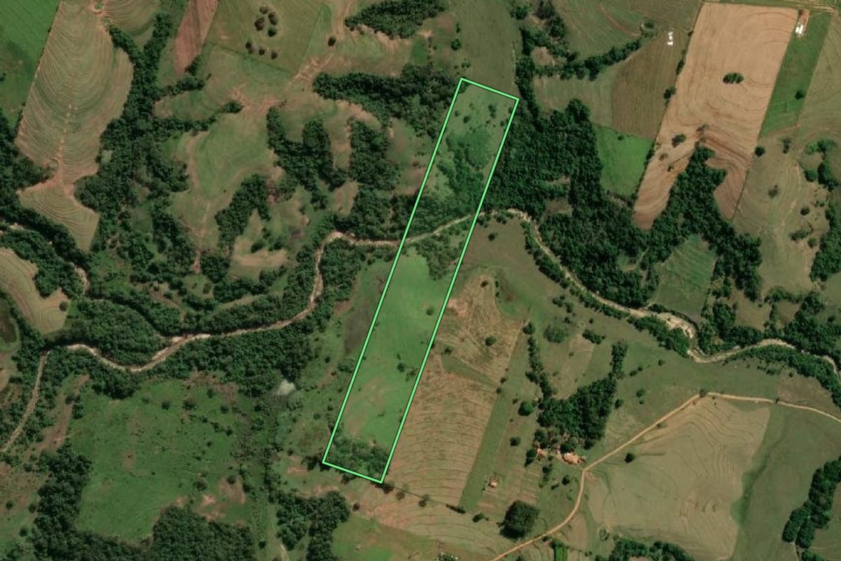 Imagem de satélite do imóvel rural em Presidente Prudente (SP), com o contorno declarado no CAR desenhado por cima.