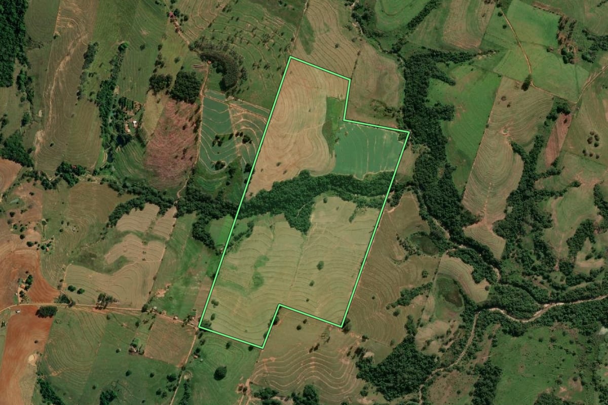 Imagem de satélite do imóvel rural em Presidente Prudente (SP), com o contorno declarado no CAR desenhado por cima.
