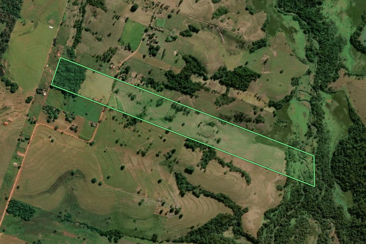 Imagem de satélite do imóvel rural em Presidente Prudente (SP), com o contorno declarado no CAR desenhado por cima.