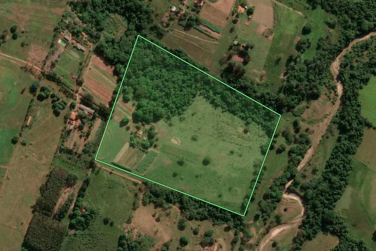 Imagem de satélite do imóvel rural em Presidente Prudente (SP), com o contorno declarado no CAR desenhado por cima.