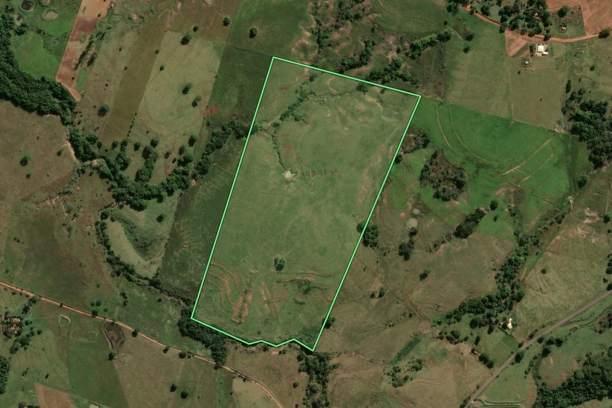 Imagem de satélite do imóvel rural em Presidente Prudente (SP), com o contorno declarado no CAR desenhado por cima.