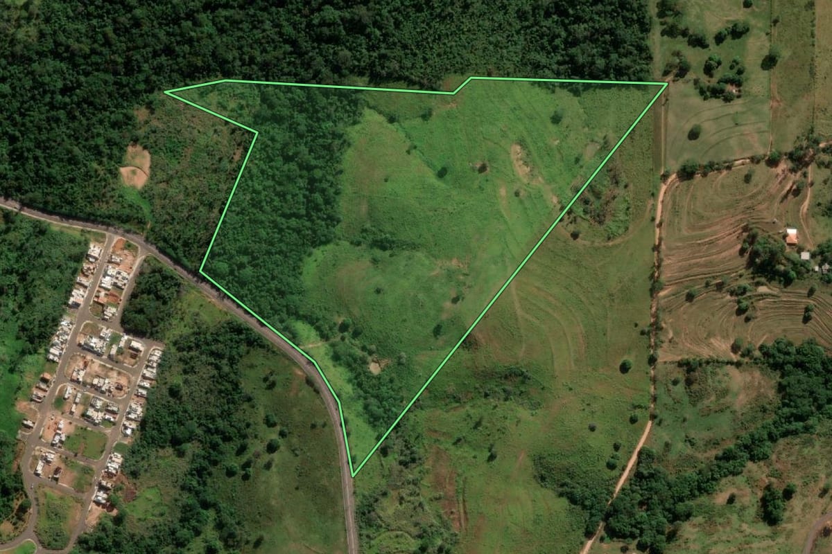Imagem de satélite do imóvel rural em Presidente Prudente (SP), com o contorno declarado no CAR desenhado por cima.