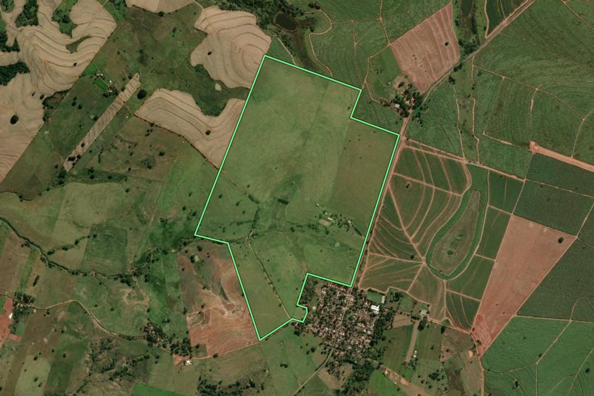 Imagem de satélite do imóvel rural em Presidente Prudente (SP), com o contorno declarado no CAR desenhado por cima.