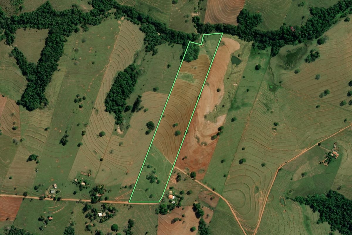 Imagem de satélite do imóvel rural em Presidente Prudente (SP), com o contorno declarado no CAR desenhado por cima.