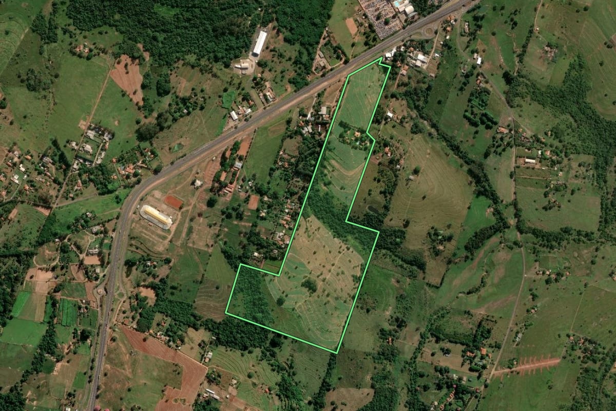 Imagem de satélite do imóvel rural em Presidente Prudente (SP), com o contorno declarado no CAR desenhado por cima.