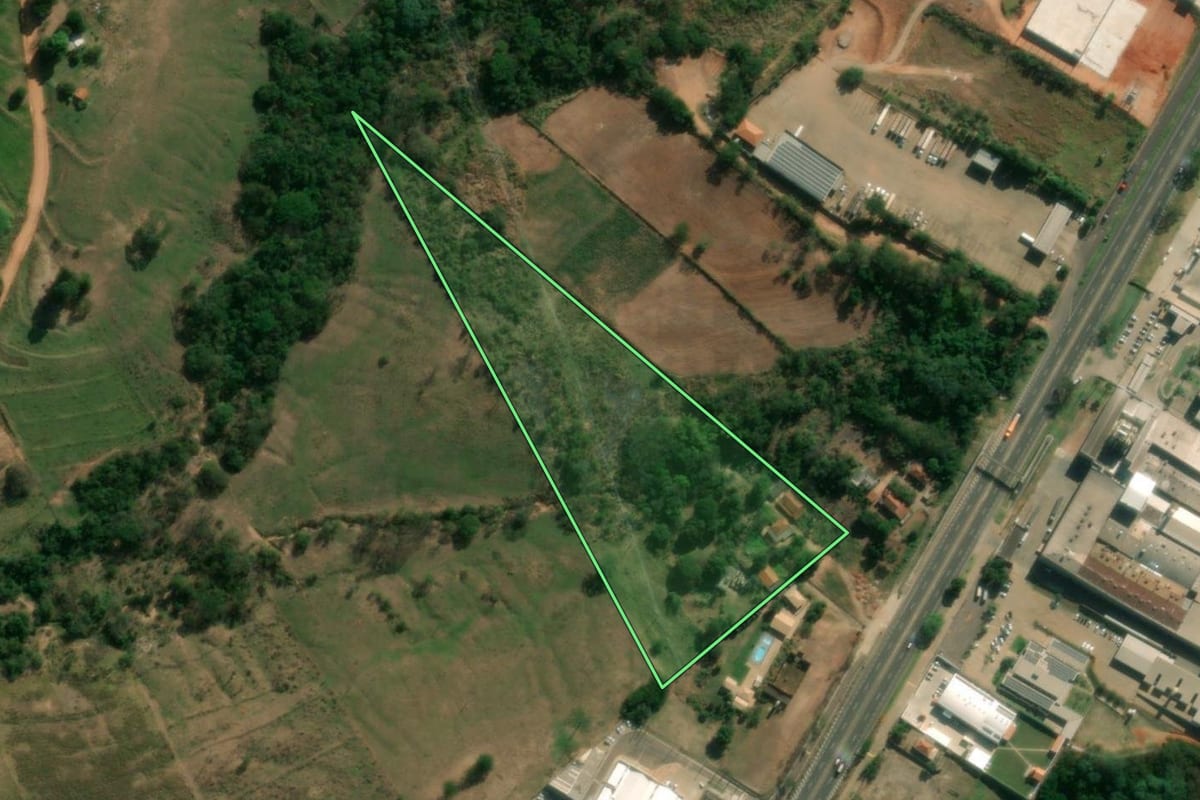Imagem de satélite do imóvel rural em Presidente Prudente (SP), com o contorno declarado no CAR desenhado por cima.