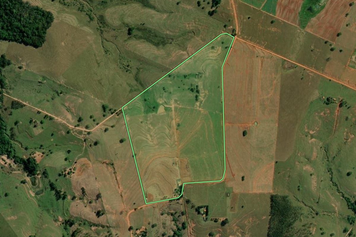 Imagem de satélite do imóvel rural em Presidente Prudente (SP), com o contorno declarado no CAR desenhado por cima.