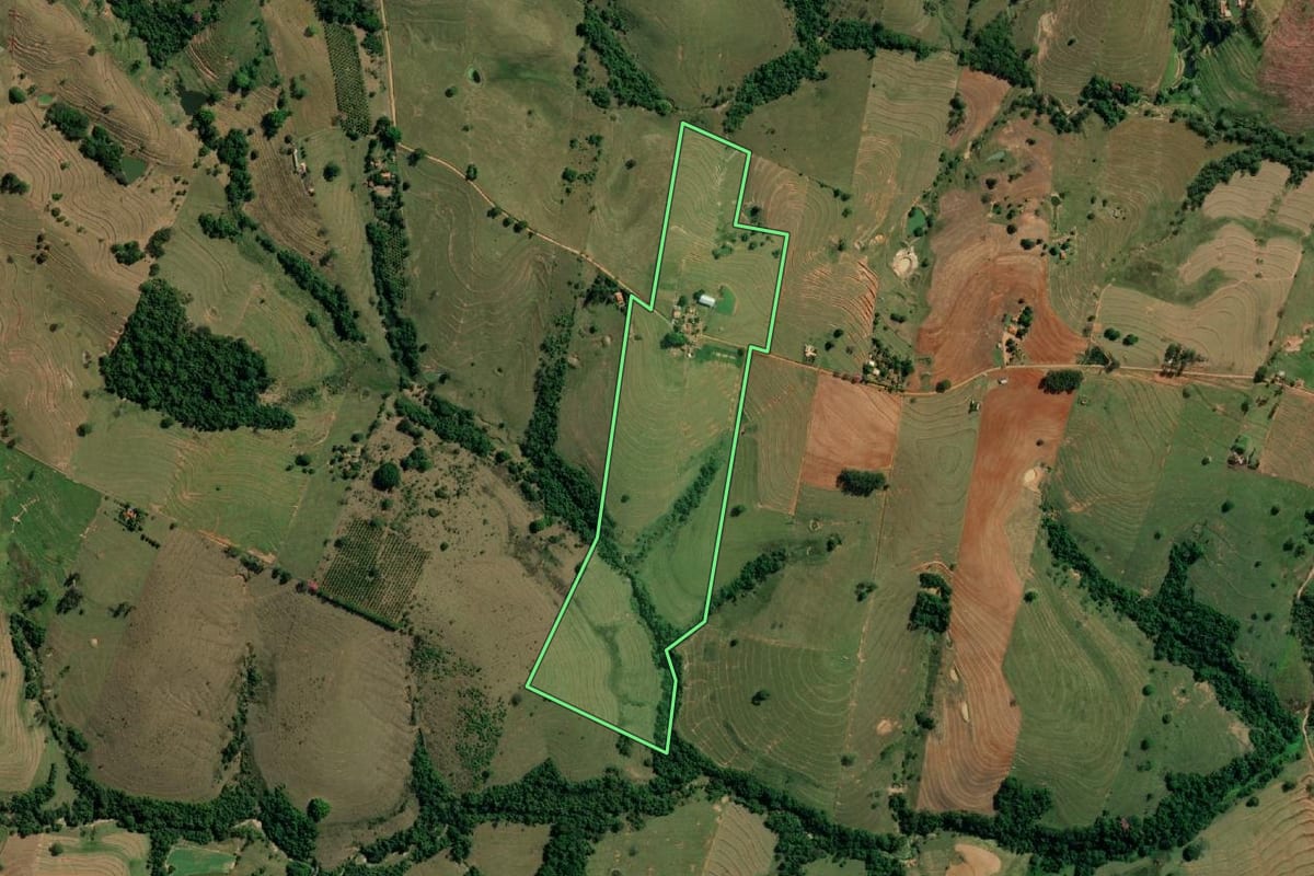 Imagem de satélite do imóvel rural em Presidente Prudente (SP), com o contorno declarado no CAR desenhado por cima.