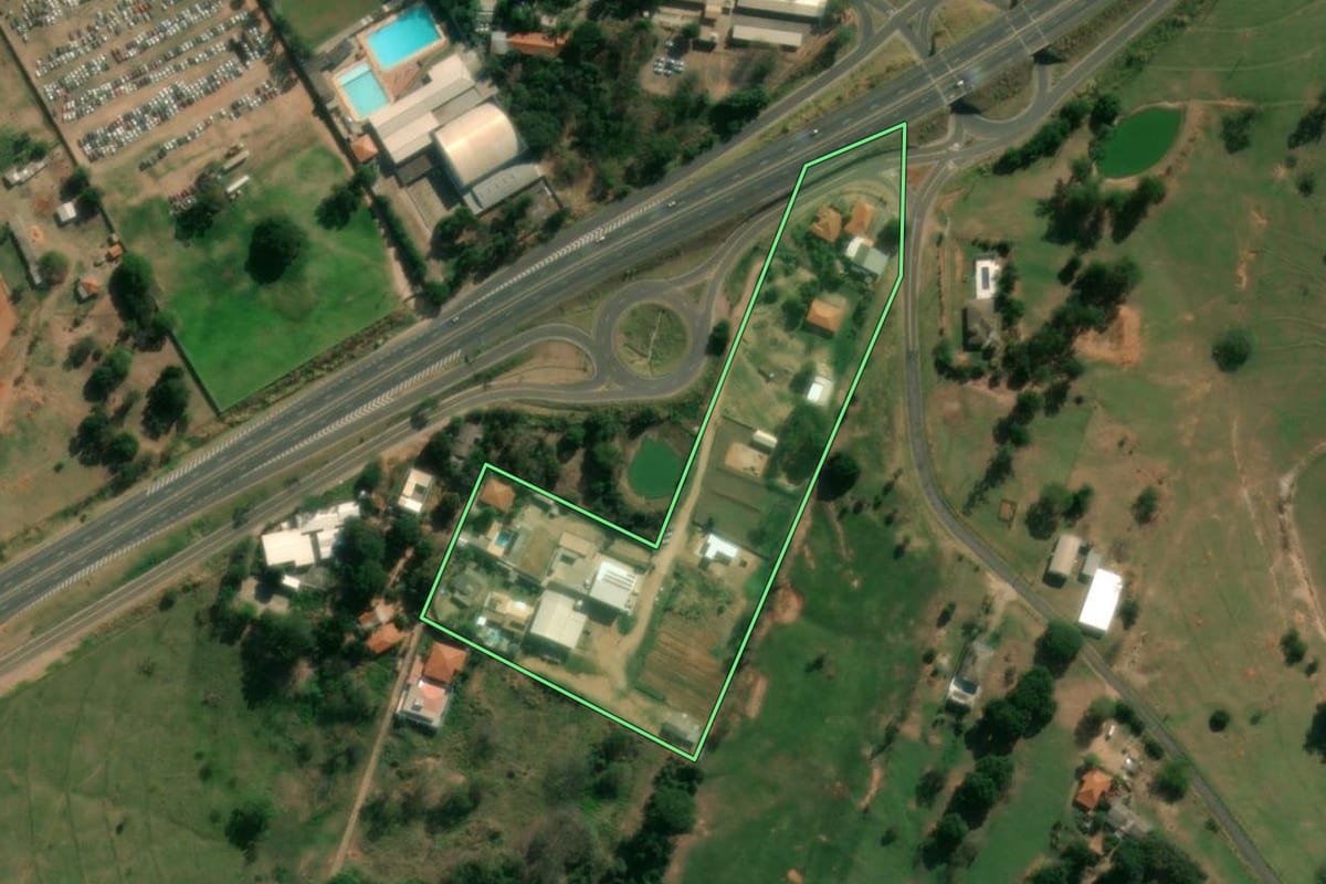 Imagem de satélite do imóvel rural em Presidente Prudente (SP), com o contorno declarado no CAR desenhado por cima.