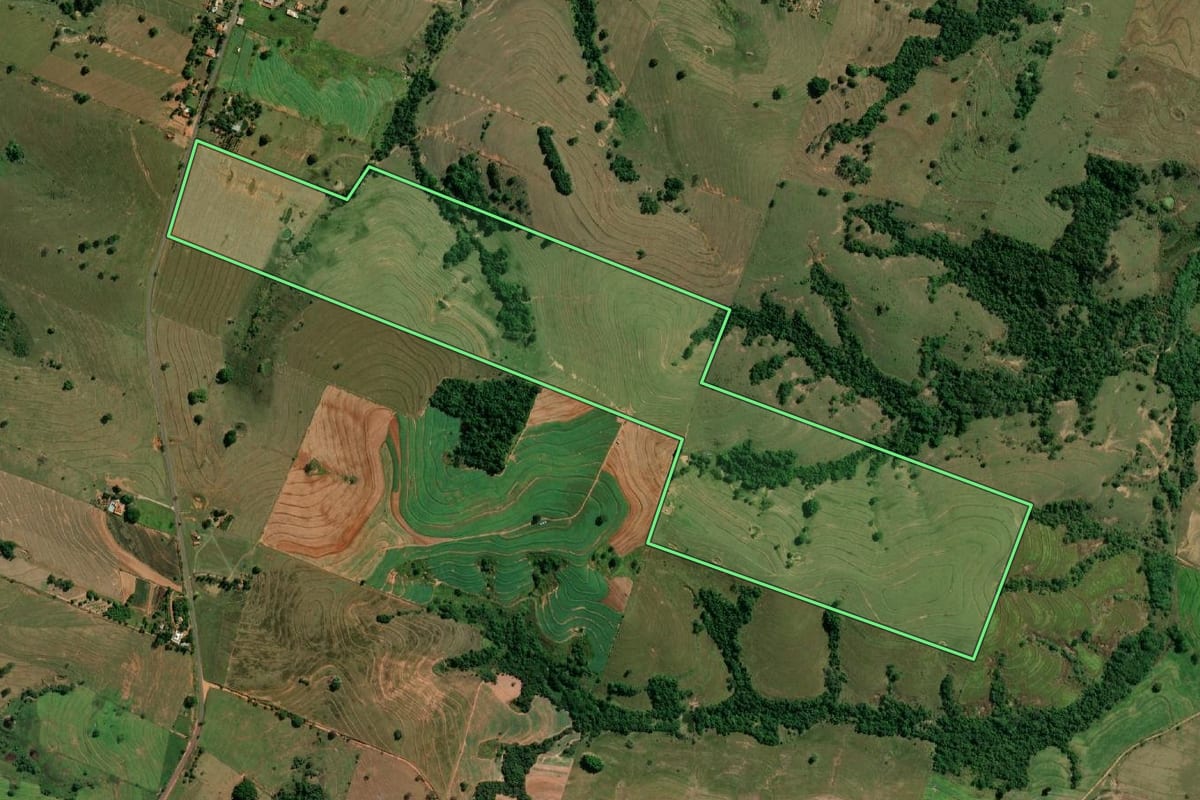 Imagem de satélite do imóvel rural em Presidente Prudente (SP), com o contorno declarado no CAR desenhado por cima.