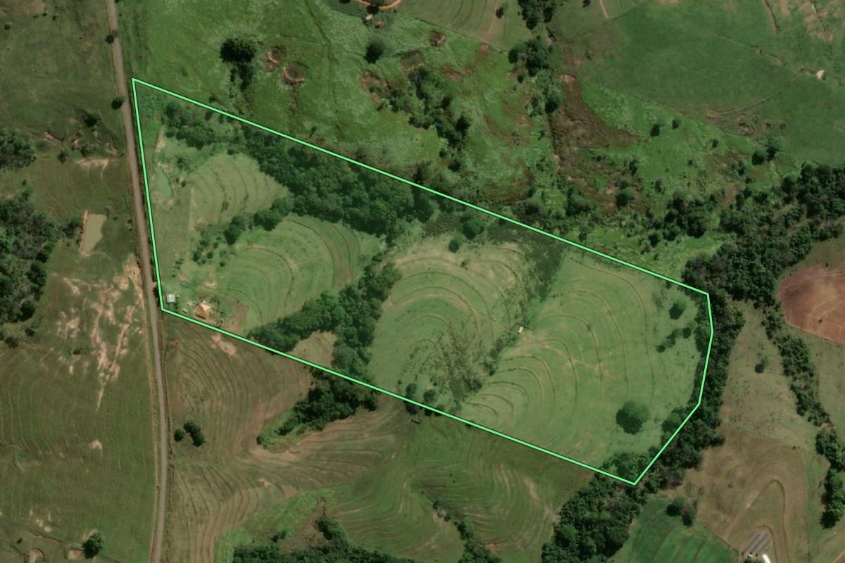 Imagem de satélite do imóvel rural em Presidente Prudente (SP), com o contorno declarado no CAR desenhado por cima.