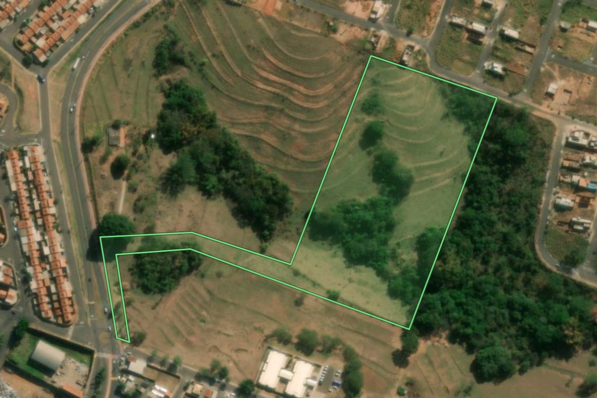 Imagem de satélite do imóvel rural em Presidente Prudente (SP), com o contorno declarado no CAR desenhado por cima.
