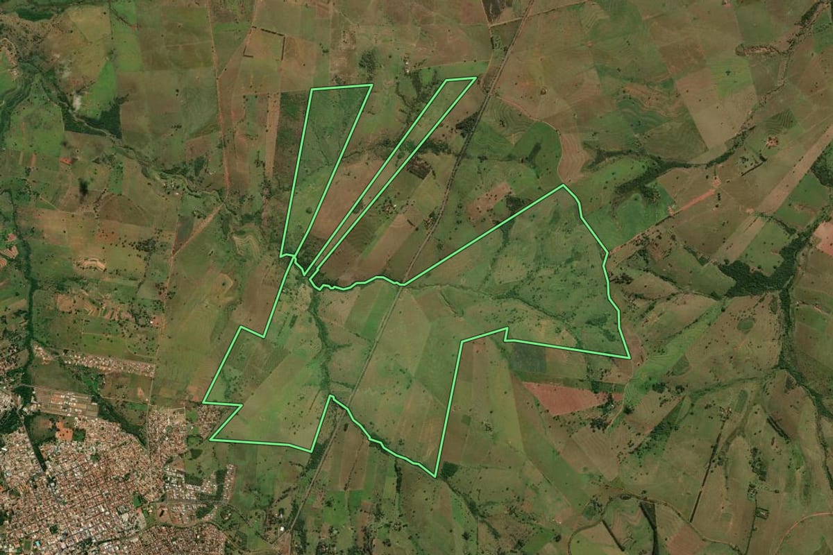 Imagem de satélite do imóvel rural em Presidente Venceslau (SP), com o contorno declarado no CAR desenhado por cima.