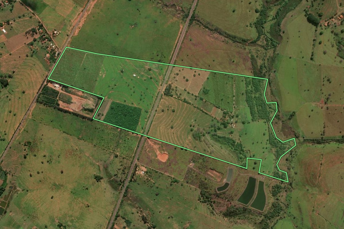 Imagem de satélite do imóvel rural em Presidente Venceslau (SP), com o contorno declarado no CAR desenhado por cima.