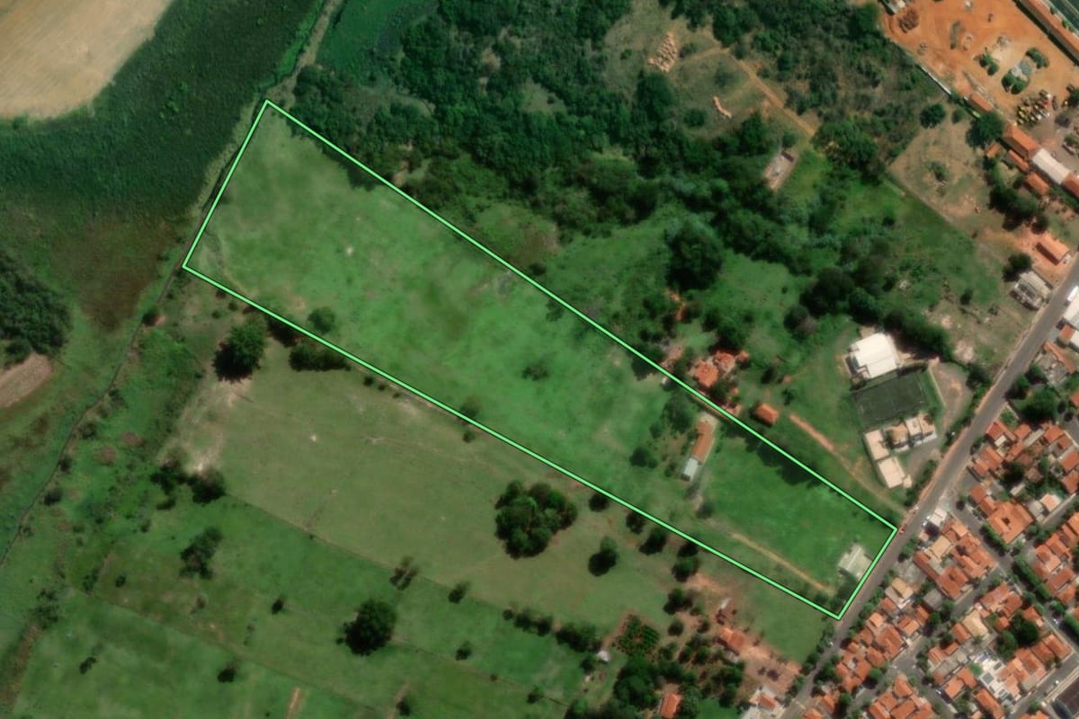 Imagem de satélite do imóvel rural em Promissão (SP), com o contorno declarado no CAR desenhado por cima.