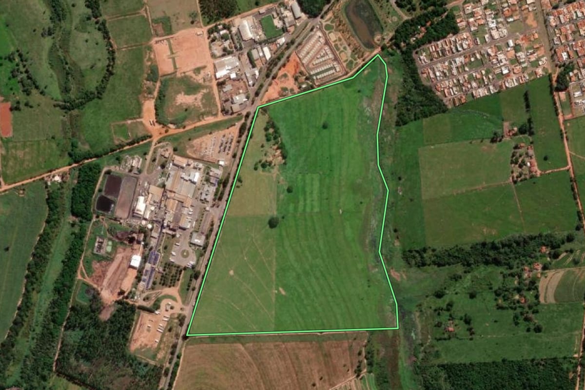 Imagem de satélite do imóvel rural em Promissão (SP), com o contorno declarado no CAR desenhado por cima.