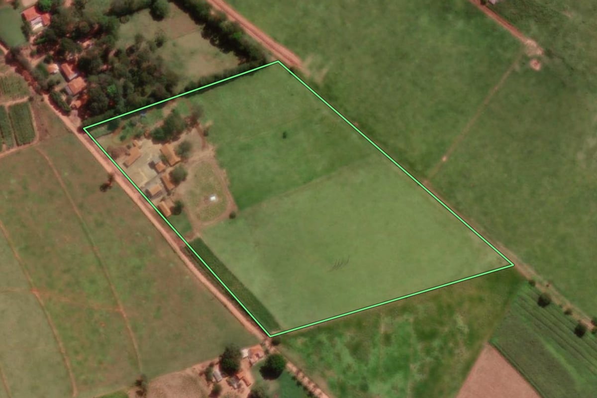 Imagem de satélite do imóvel rural em Promissão (SP), com o contorno declarado no CAR desenhado por cima.