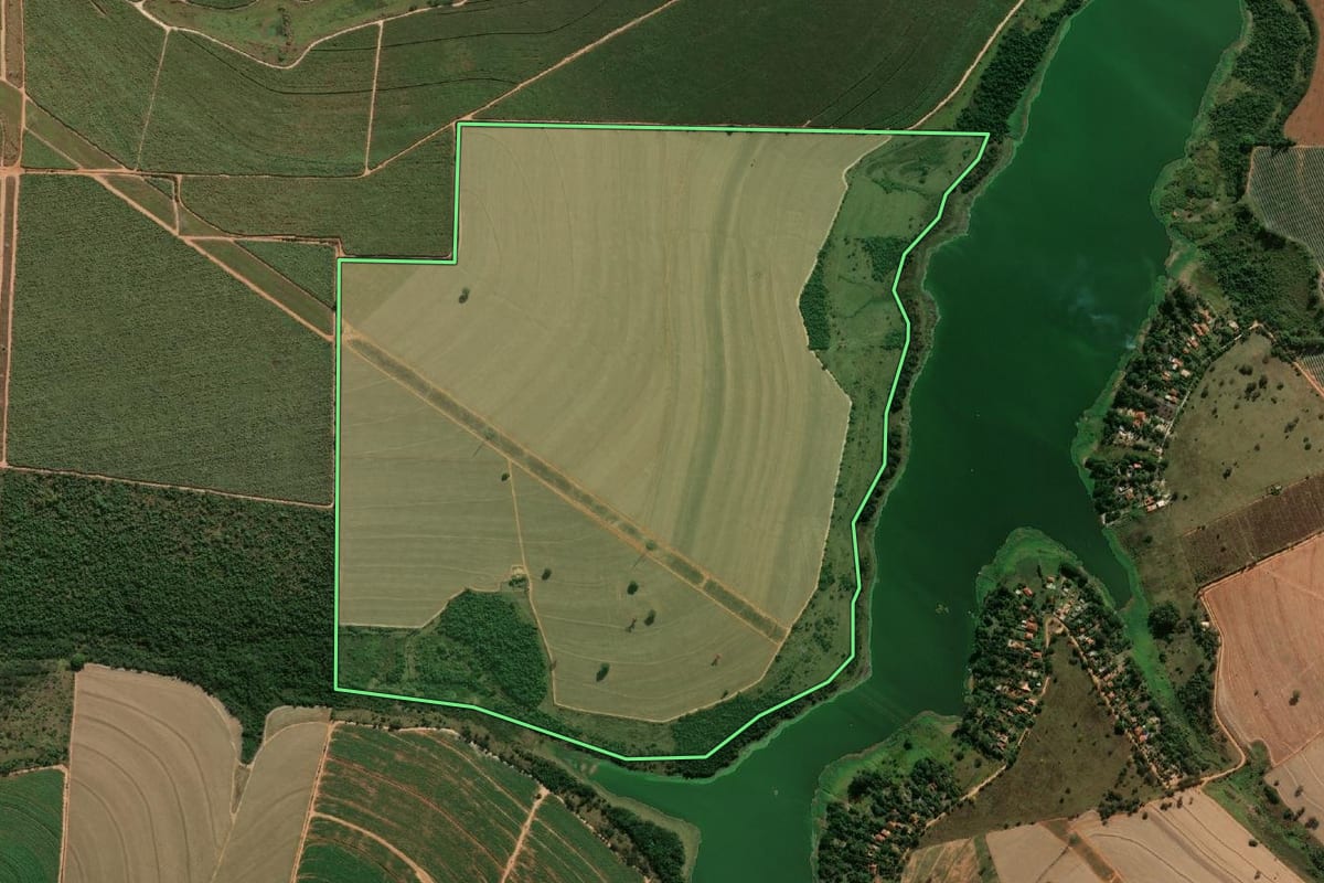 Imagem de satélite do imóvel rural em Promissão (SP), com o contorno declarado no CAR desenhado por cima.