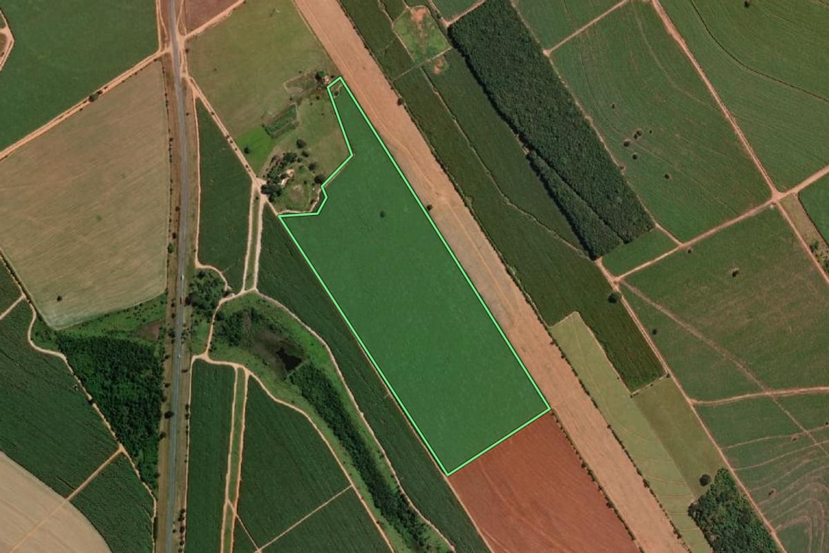 Imagem de satélite do imóvel rural em Promissão (SP), com o contorno declarado no CAR desenhado por cima.