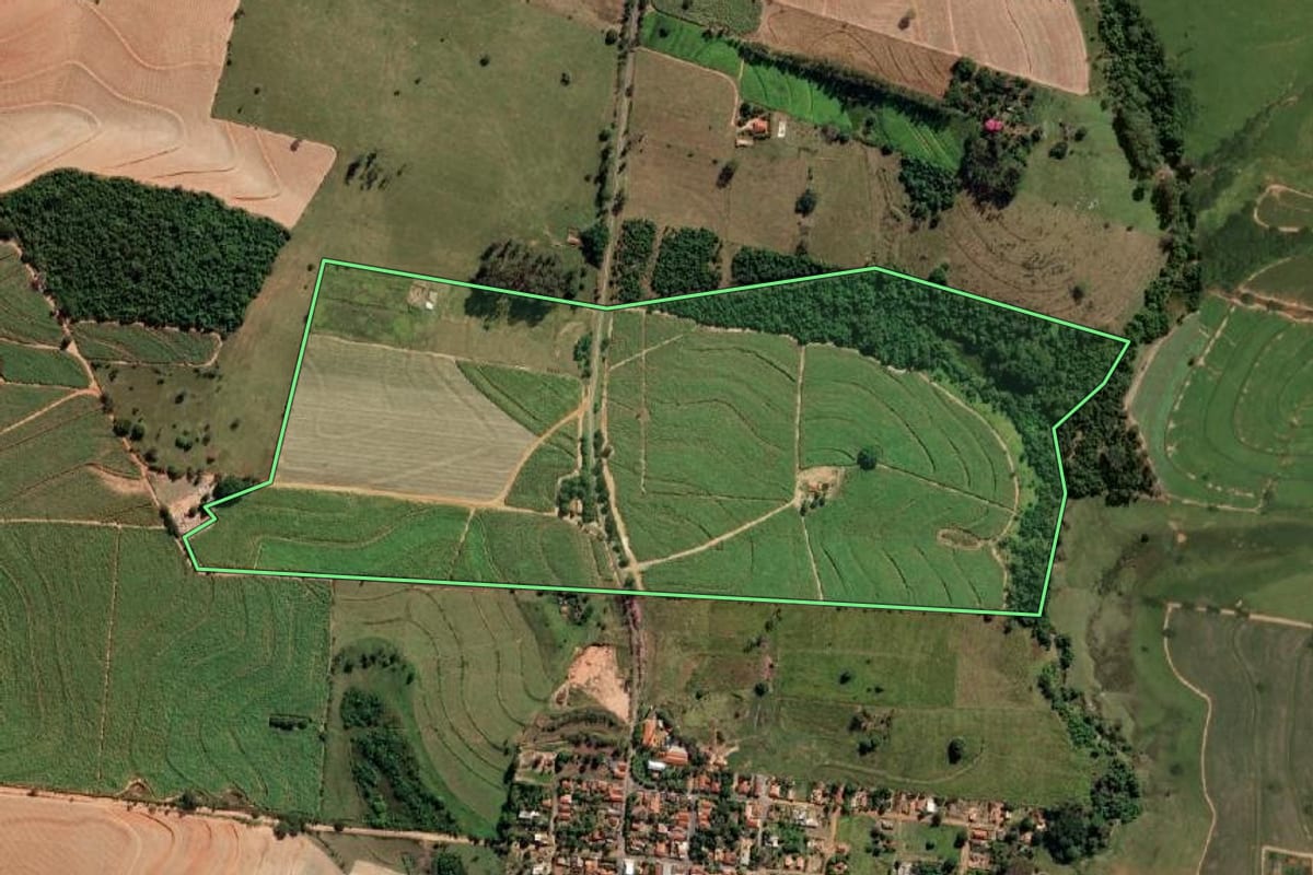 Imagem de satélite do imóvel rural em Promissão (SP), com o contorno declarado no CAR desenhado por cima.