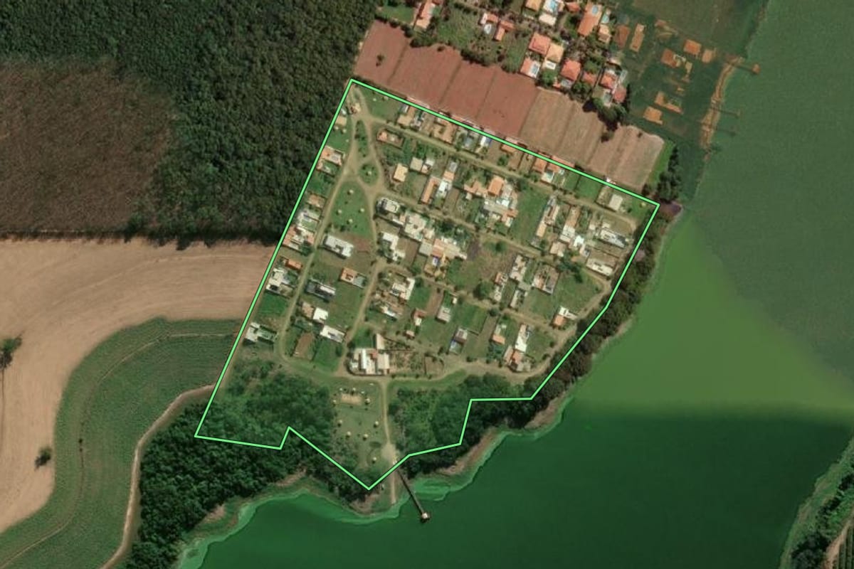 Imagem de satélite do imóvel rural em Promissão (SP), com o contorno declarado no CAR desenhado por cima.