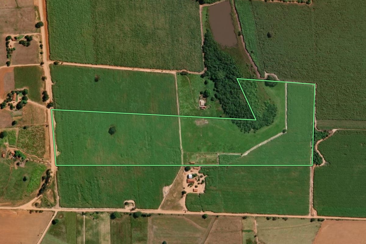 Imagem de satélite do imóvel rural em Promissão (SP), com o contorno declarado no CAR desenhado por cima.