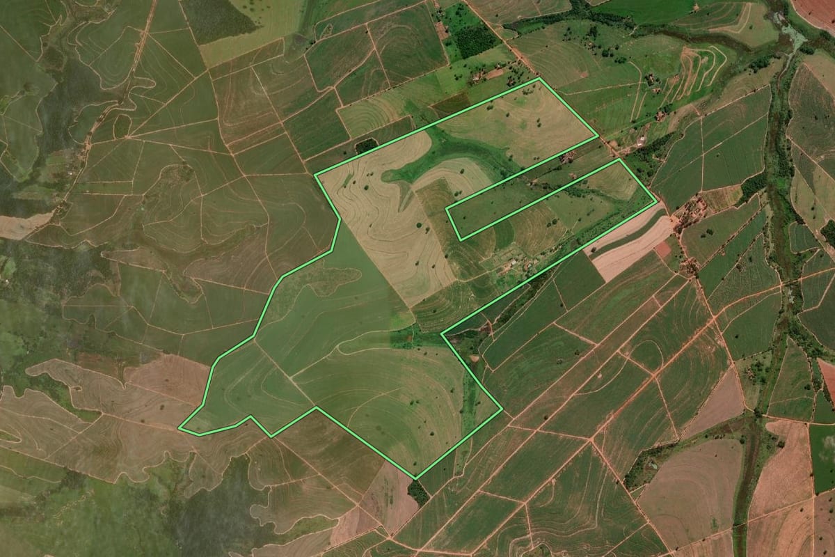 Imagem de satélite do imóvel rural em Promissão (SP), com o contorno declarado no CAR desenhado por cima.
