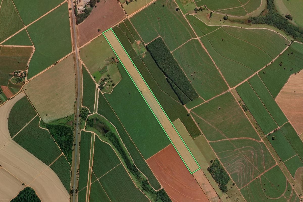 Imagem de satélite do imóvel rural em Promissão (SP), com o contorno declarado no CAR desenhado por cima.