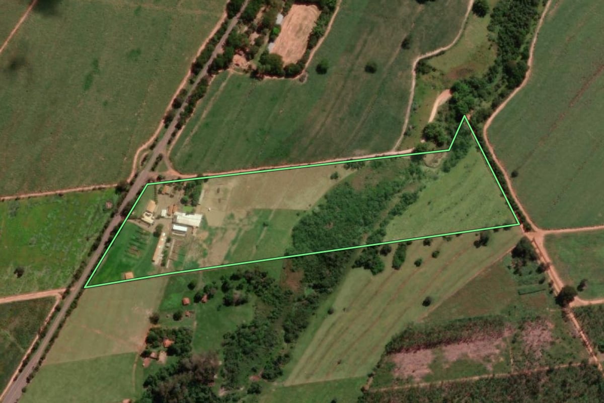Imagem de satélite do imóvel rural em Promissão (SP), com o contorno declarado no CAR desenhado por cima.